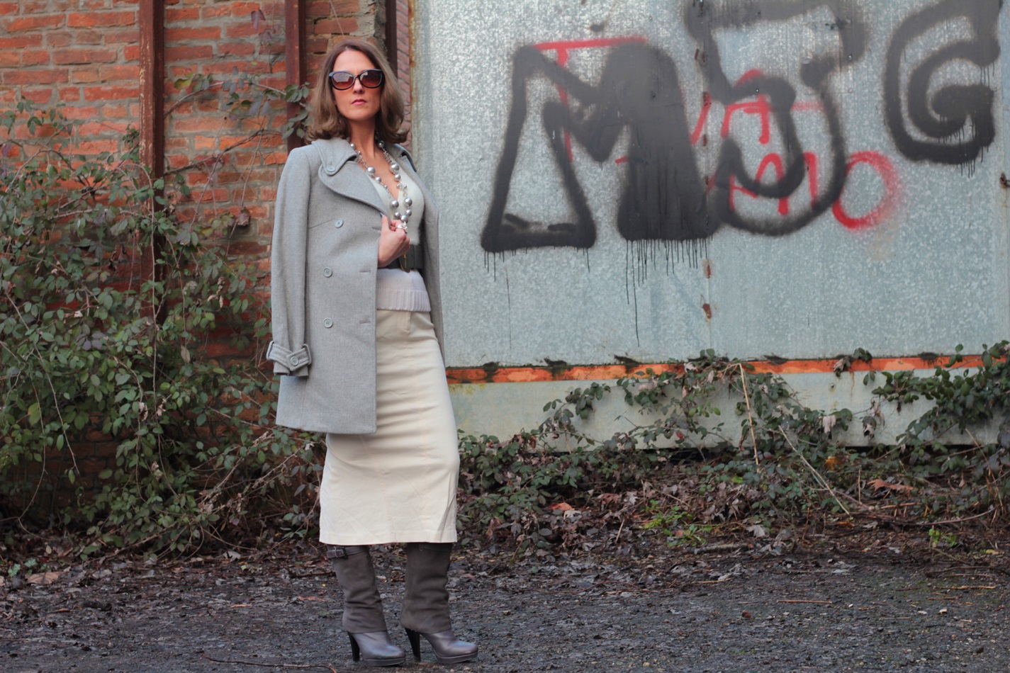 White long Skirt (total white and grey accessories)