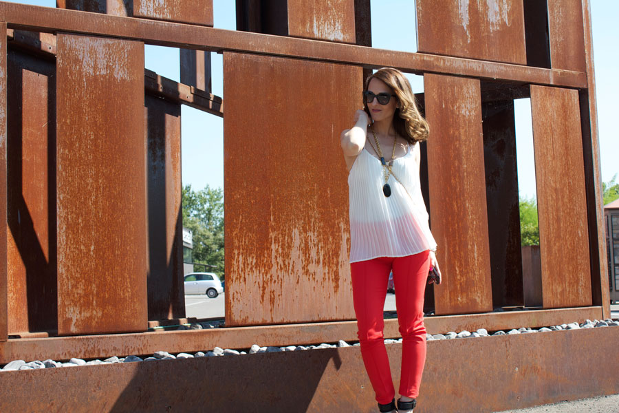 Red skinny pants and white top (summer outfit)