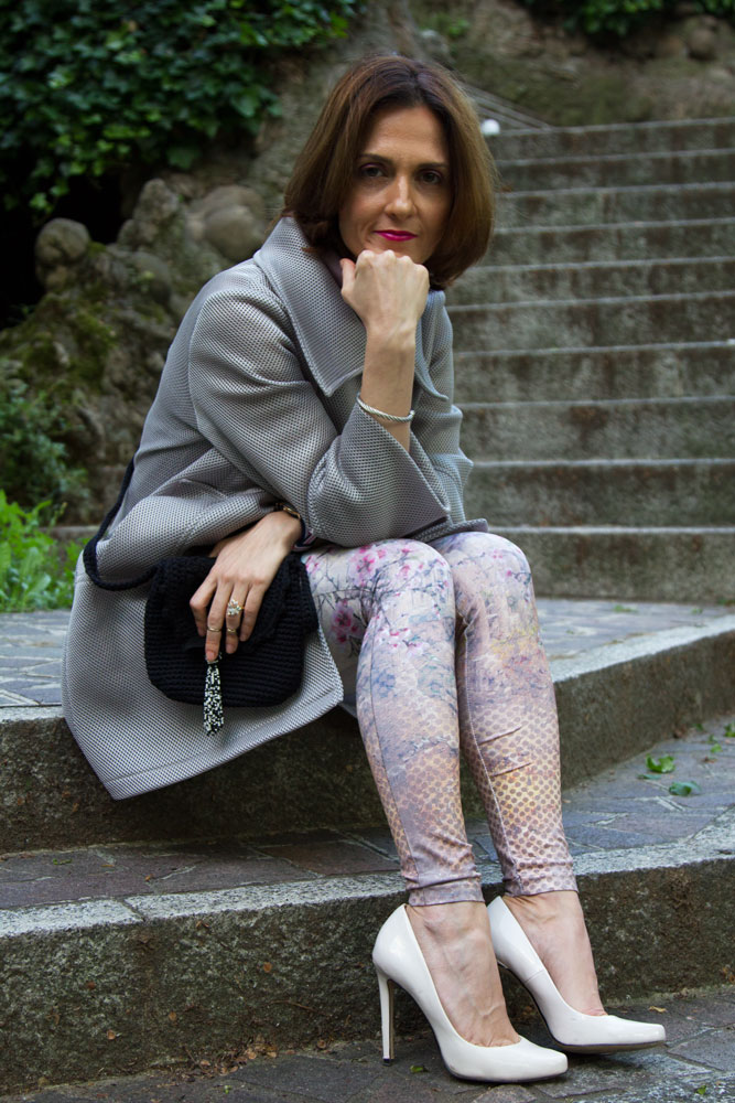 Leggings per un outfit bon ton e una mini bag di Anna Rachele