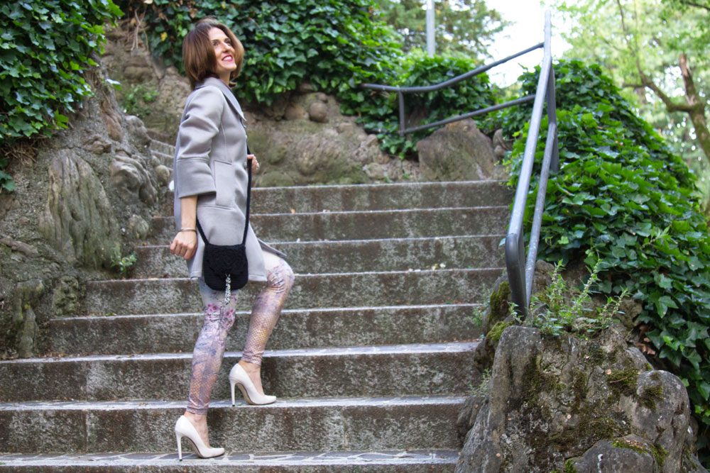 Leggings per un outfit bon ton e una mini bag di Anna Rachele