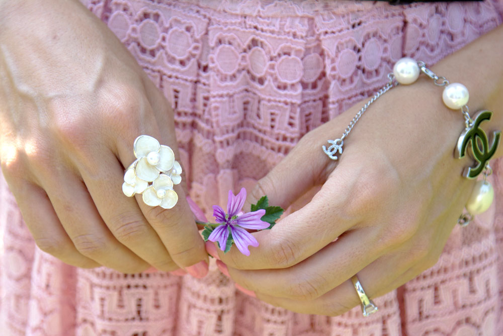 Pale pink lace dress for a romantic day in a enchanted garden, Maggie Dallospedale Fashion blogger