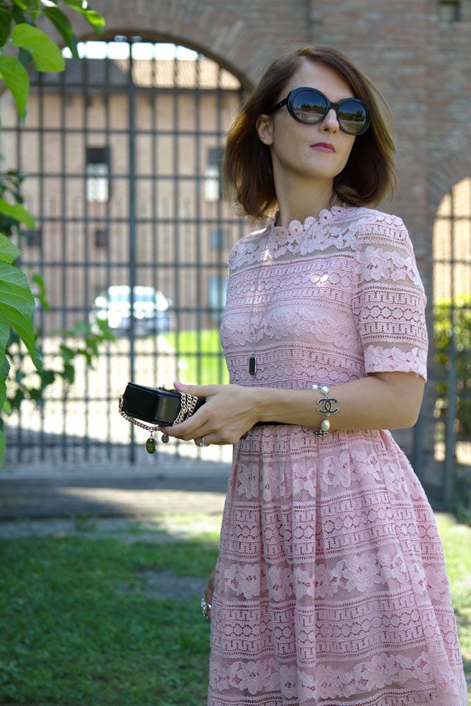 Pale pink lace dress for a romantic day in a enchanted garden, Maggie Dallospedale Fashion blogger