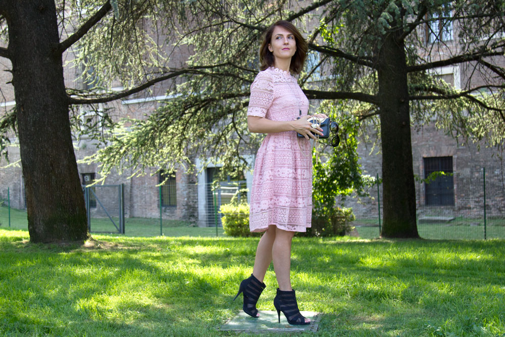 Pale pink lace dress for a romantic day in a enchanted garden, Maggie Dallospedale Fashion blogger