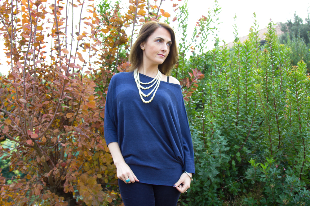 Maxi sweater e collana di perle