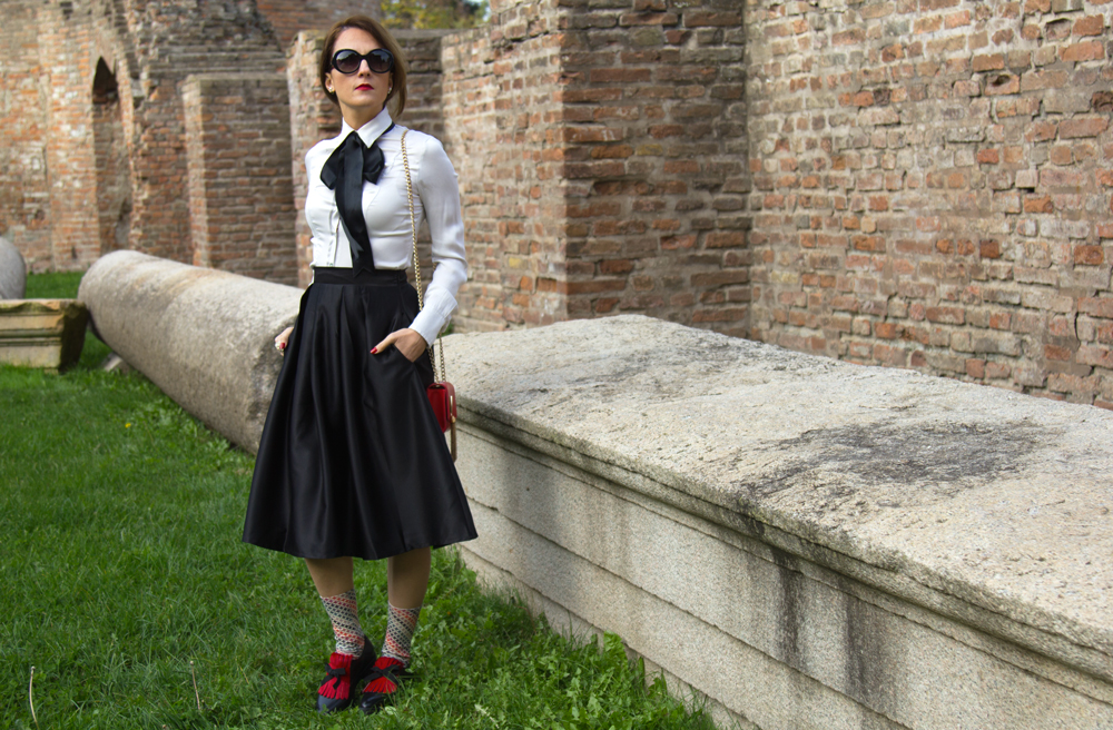 Outfit bon ton, Outfit bianco e nero con dettagli rossi