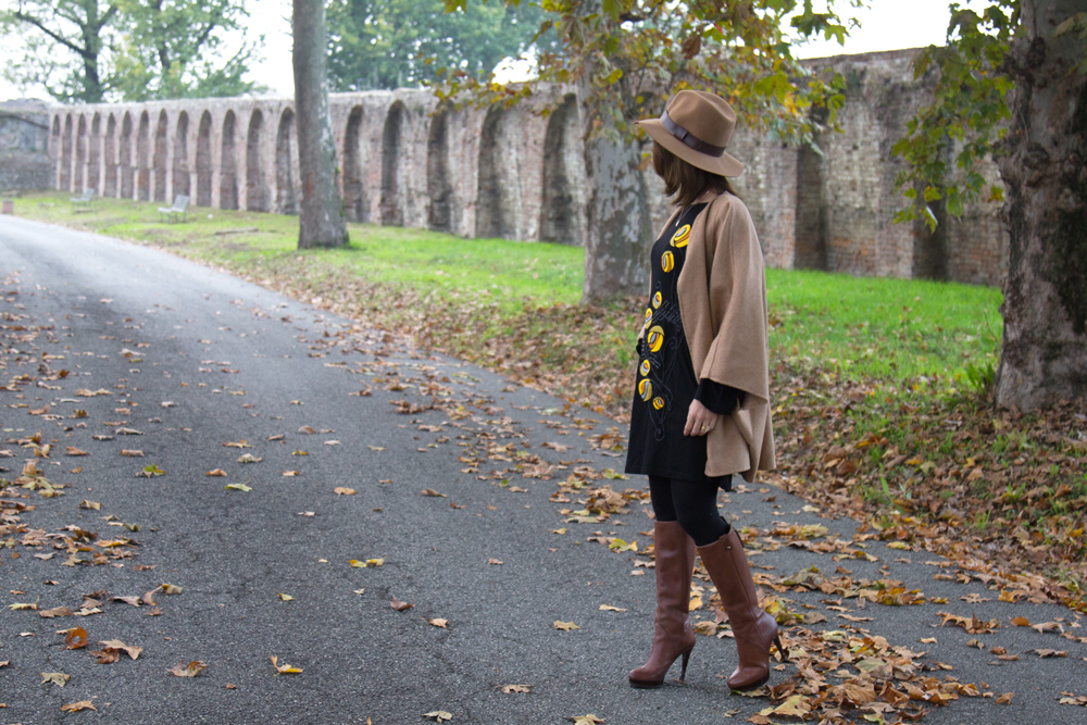 Seventy Style with Mamatayoe dress and special necklace Rue des Mille