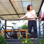 Look appuntamento lavoro: pink top, grey pant e un accessorio invisibile