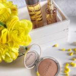 Gambe divine e abbronzatura in risalto con Caudalie