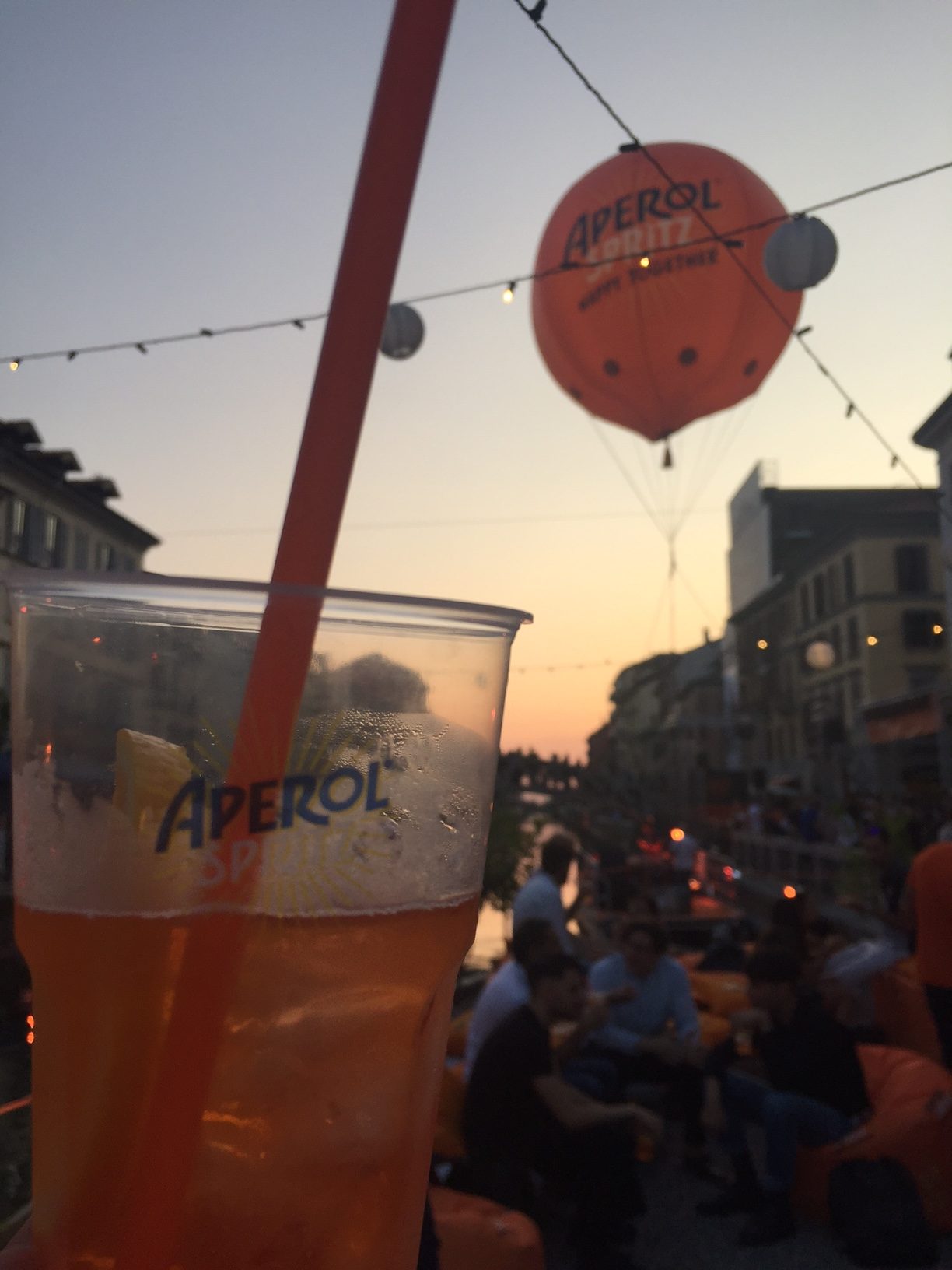 Mega brindisi sui Navigli a Milano con un buon Aperol Spritz