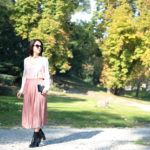 Come rendere brioso un outfit total pink con stivaletti in vernice