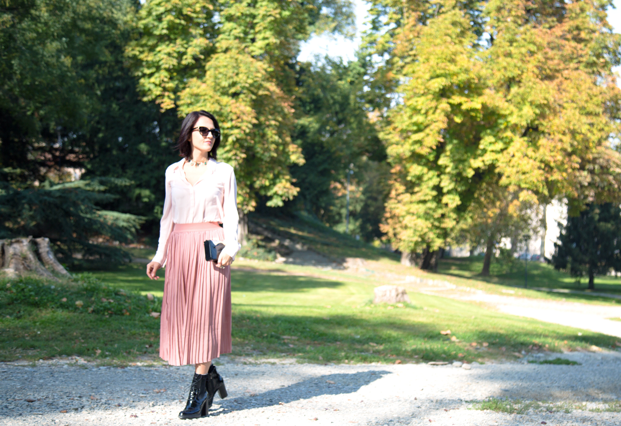 Come rendere brioso un outfit total pink con stivaletti in vernice