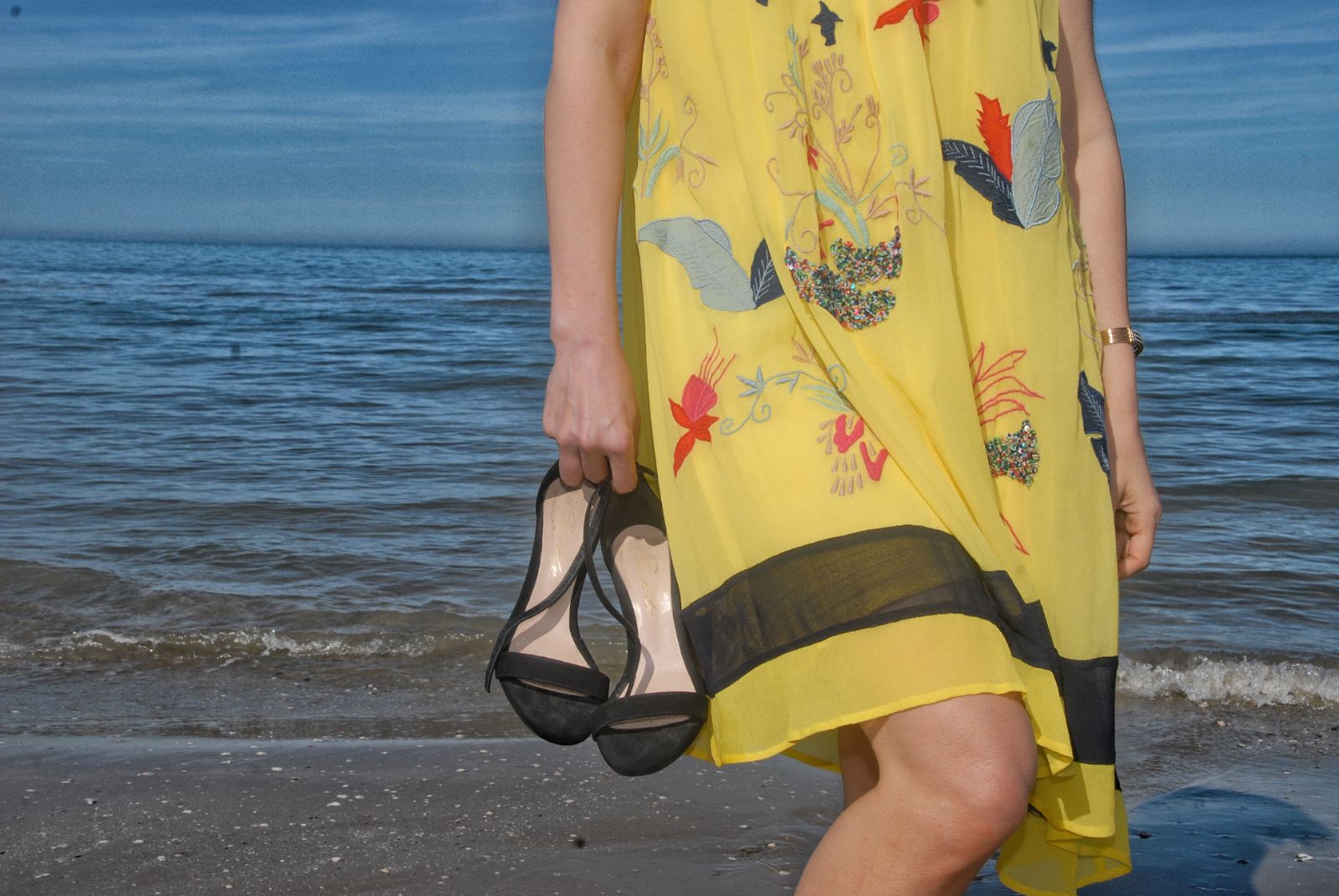 Yellow dress: le tendenze primavera estate 2018 lo invocano!