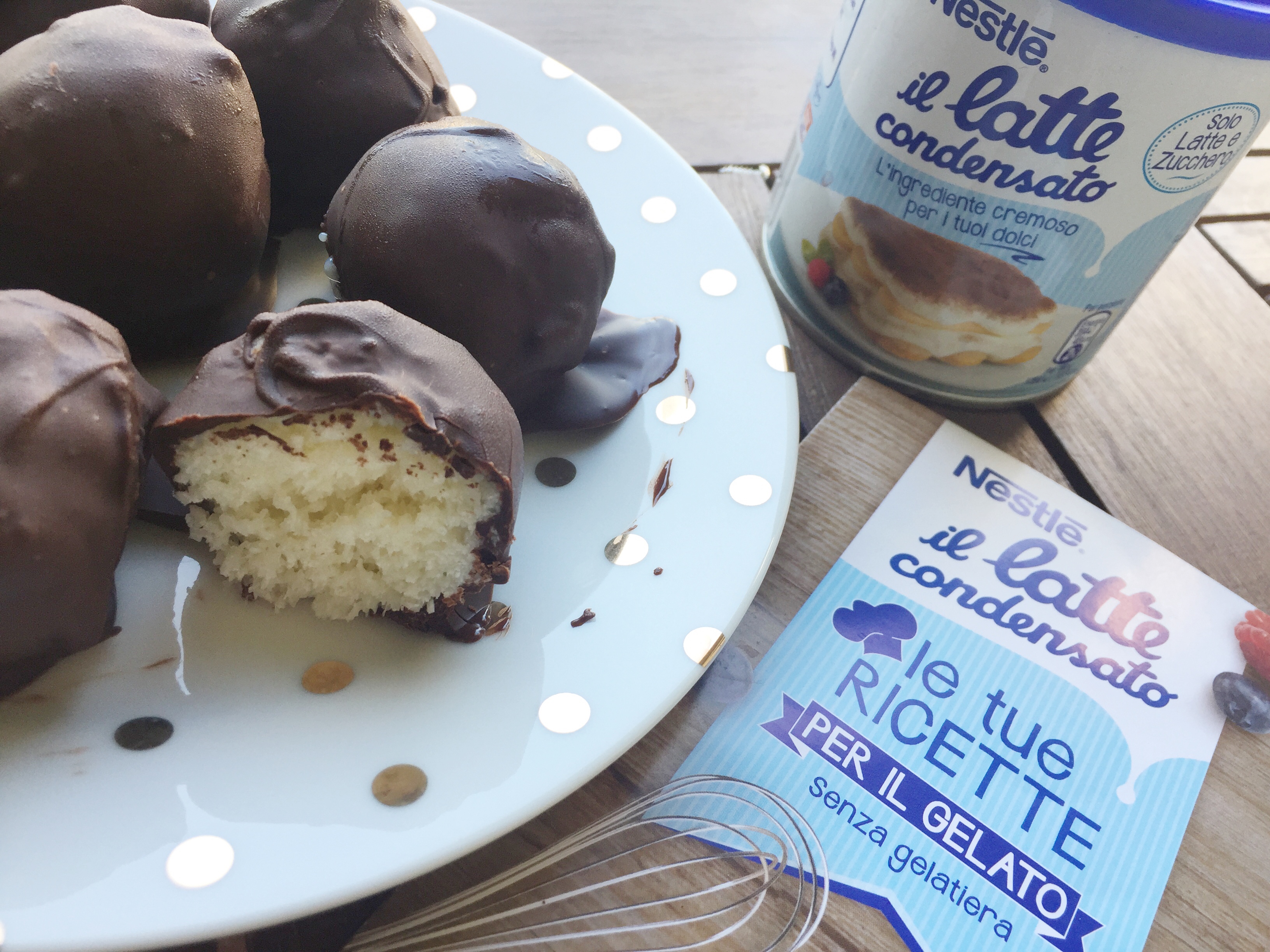 Bocconcini di cocco e cioccolato fatti con il latte condensato Nestlé