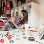 Occhi in primo piano con gli essenziali di Clarins