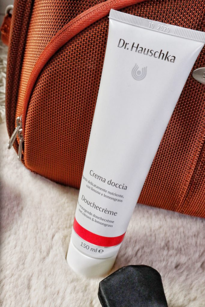 Crema Doccia Dr. Hauschka come detergere con dolcezza la pelle delicata