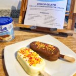 Stecco gelato con il latte condensato Nestlé e frutta