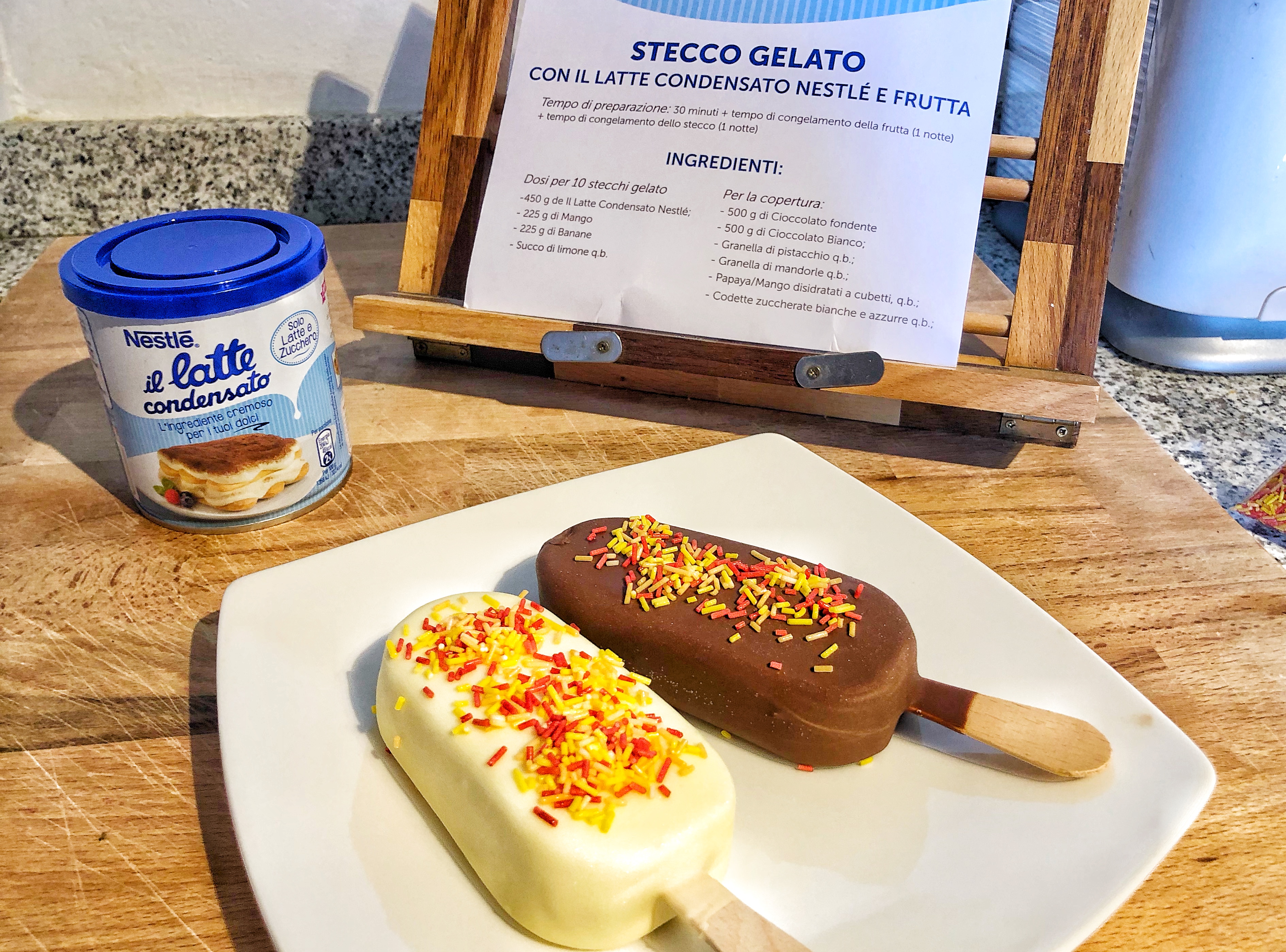 Stecco gelato con il latte condensato Nestlé e frutta