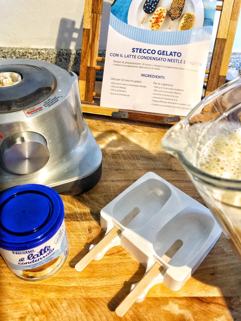 Stecco gelato con il latte condensato Nestlé e frutta