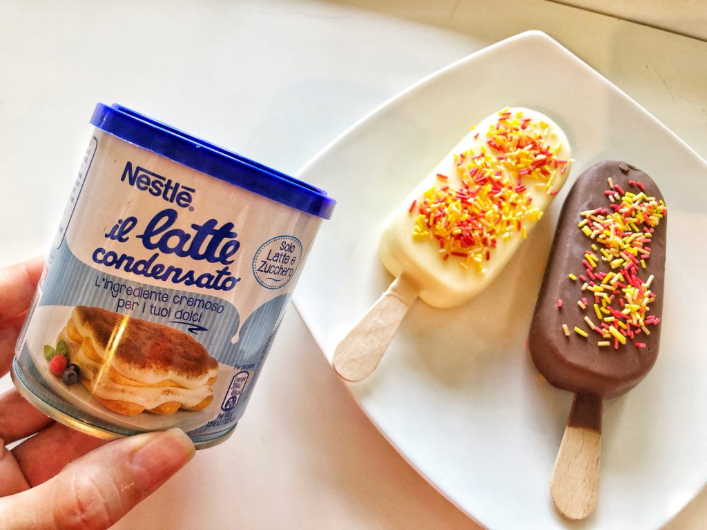 Stecco gelato con il latte condensato Nestlé e frutta