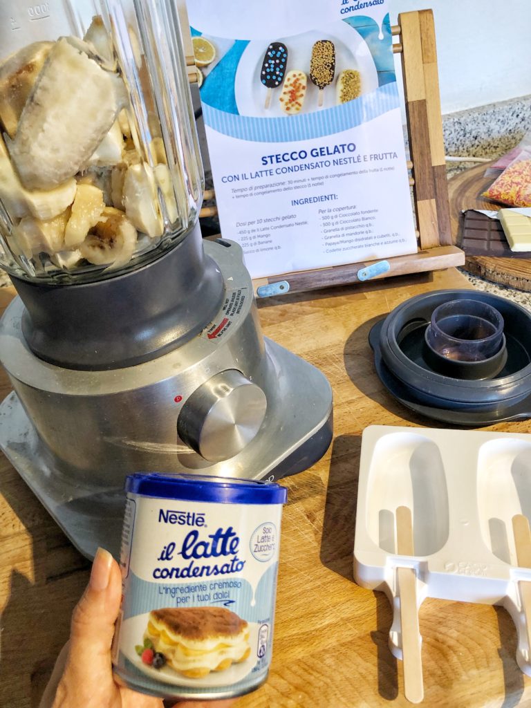 Stecco gelato con il latte condensato Nestlé e frutta