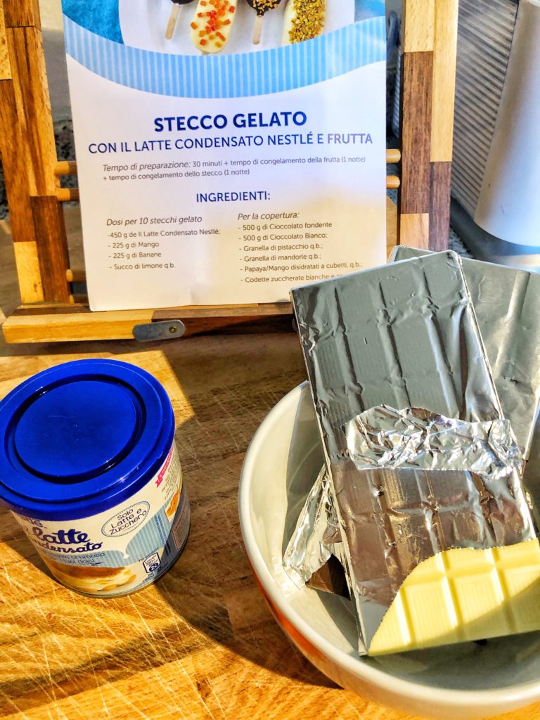 Stecco gelato con il latte condensato Nestlé e frutta