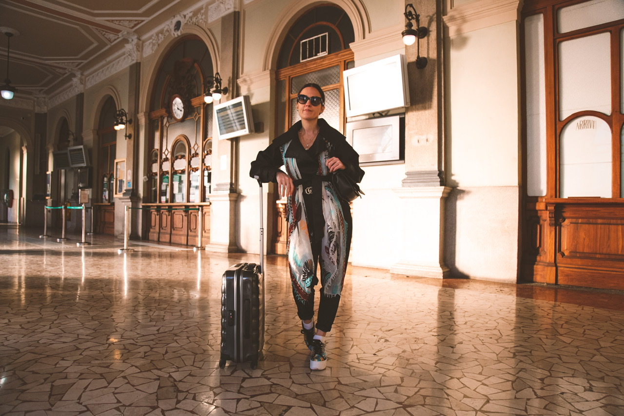 Come vestirsi per viaggiare in treno (outfit sporty chic invernale)