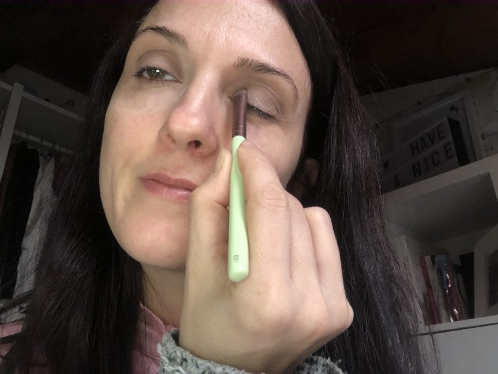 Come realizzare un trucco luminoso e naturale in pochi minuti