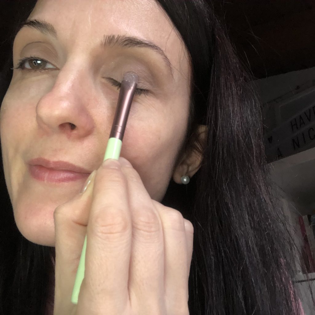 Come realizzare un trucco luminoso e naturale in pochi minuti