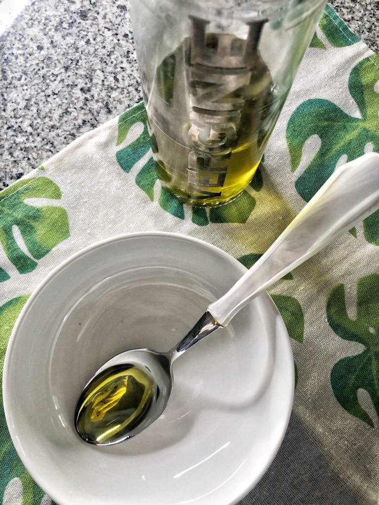 Impacco per mani screpolate con un ingrediente (olio d'oliva extra vergine)