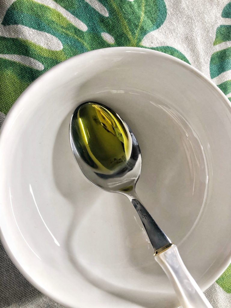 Impacco per mani screpolate con un ingrediente (olio d'oliva extra vergine)