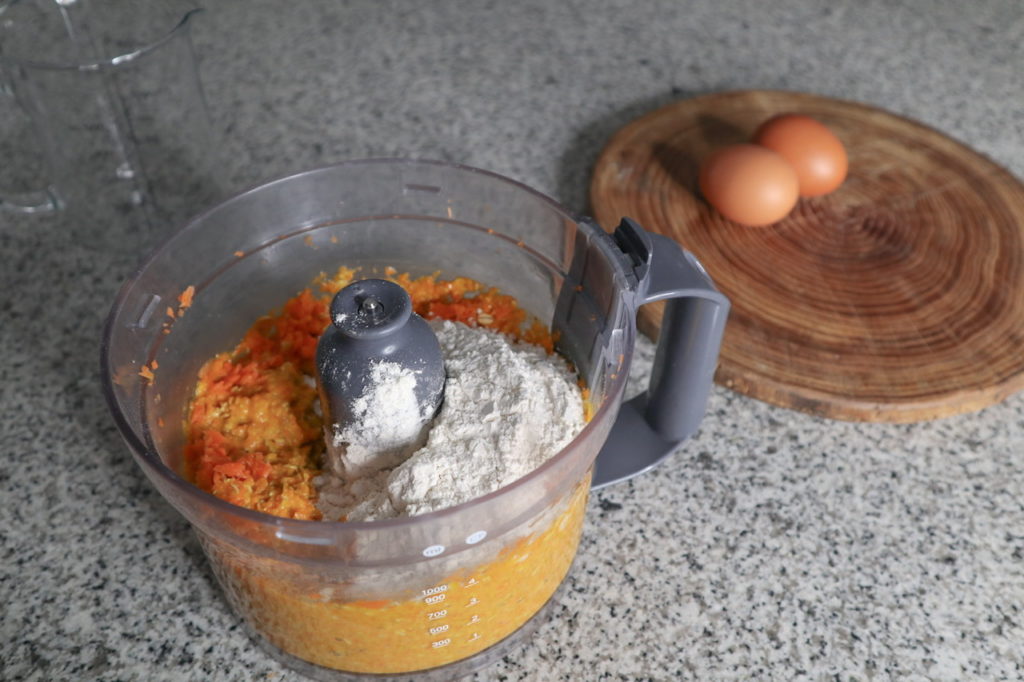 Torta di carote: la mia ricetta con avena, ma senza zucchero, latte e lievito