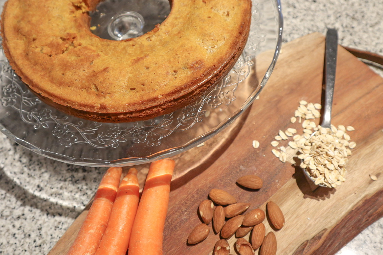 Torta di carote: la mia ricetta con avena, ma senza zucchero, latte e lievito