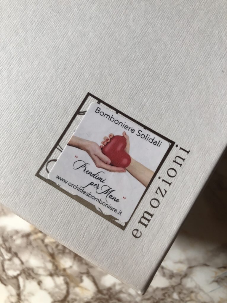 Linea Bomboniere Solidali "Prendimi per Mano" di Orchidea