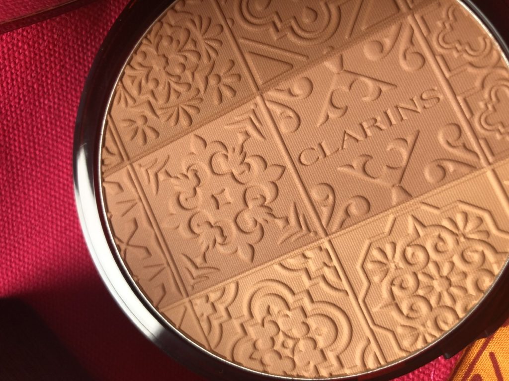 Bronzing compact: come avere l'effetto baciata del sole grazie a Clarins