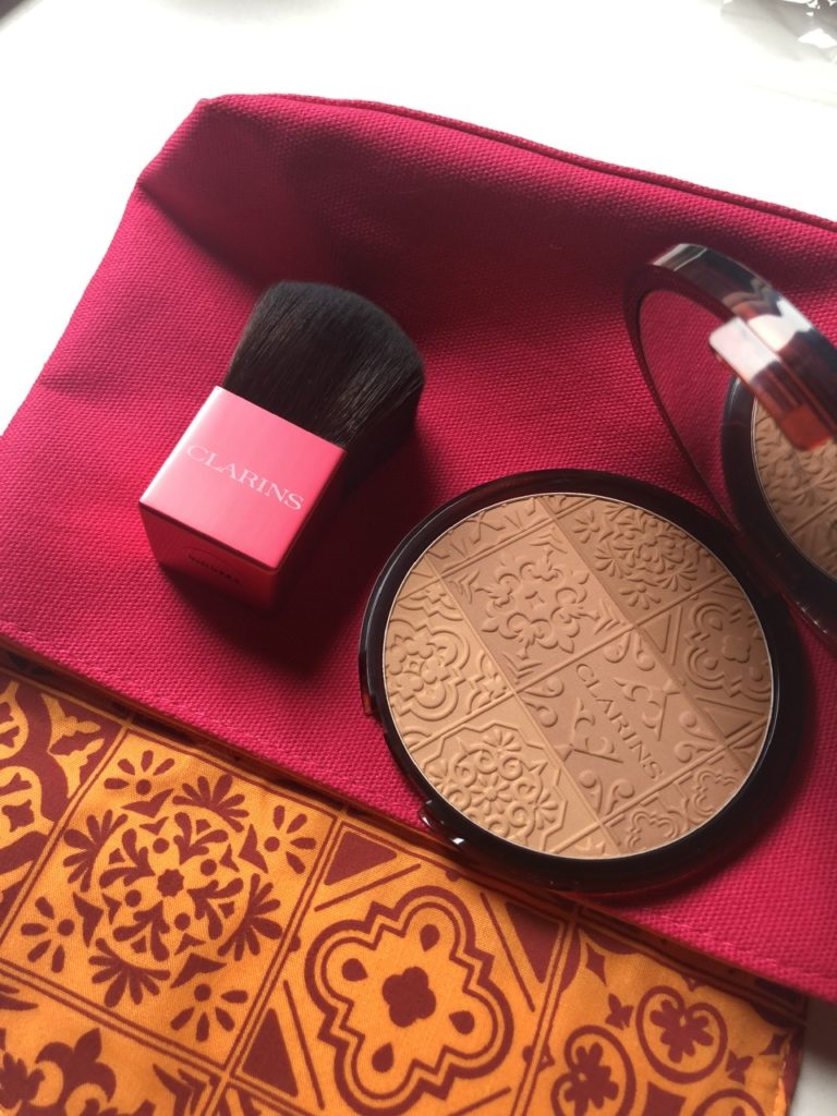 Bronzing compact: come avere l'effetto baciata del sole grazie a Clarins