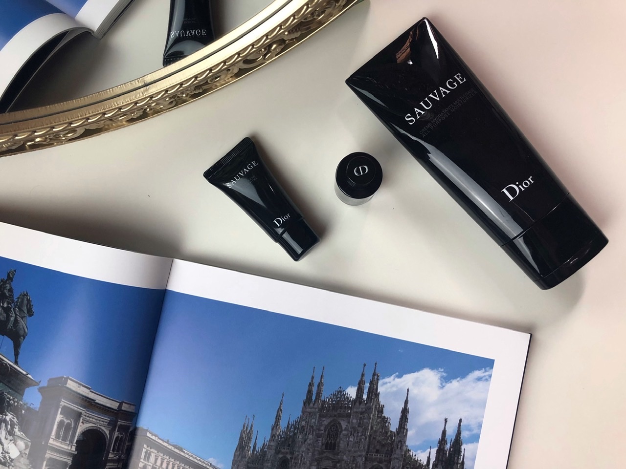 Dior Sauvage: Gli essenziali per la beauty case da viaggio di lui