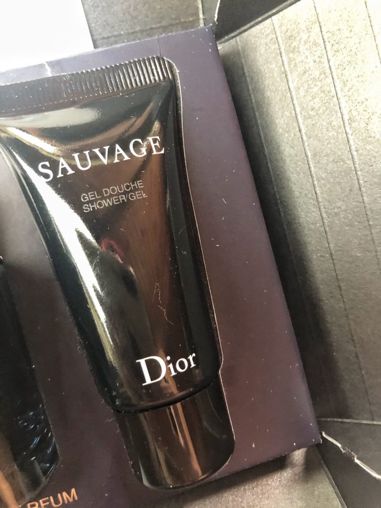 Dior Sauvage: Gli essenziali per la beauty case da viaggio di lui