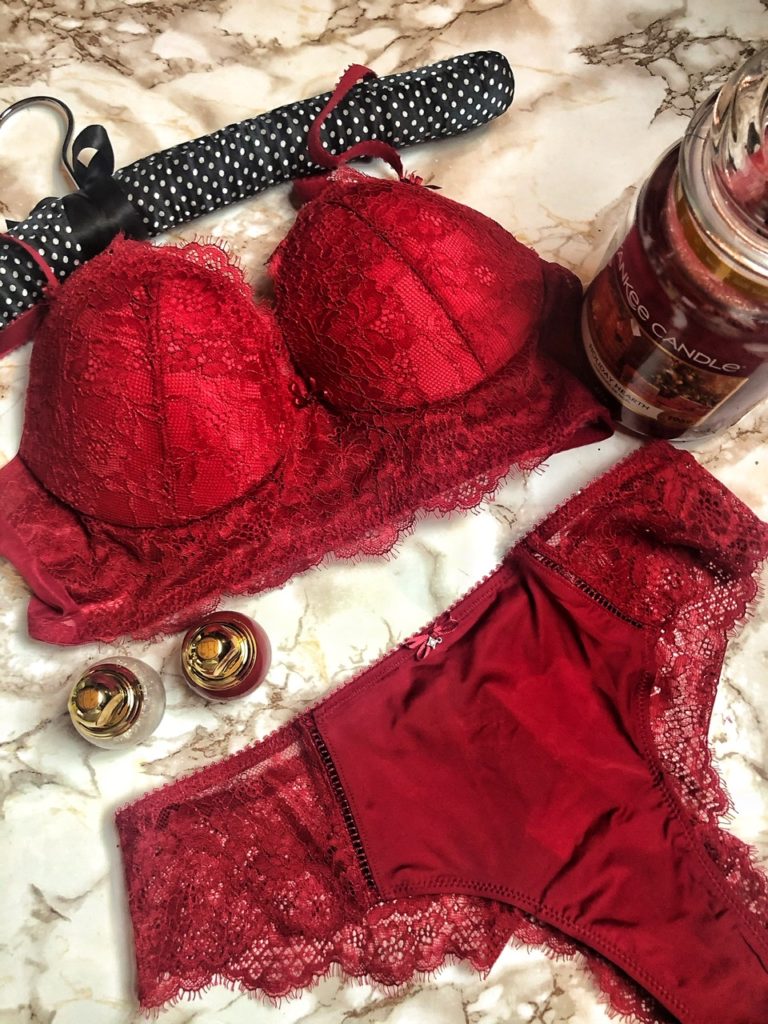 Red Lingerie: Perché si indossa biancheria intima rossa a Capodanno?