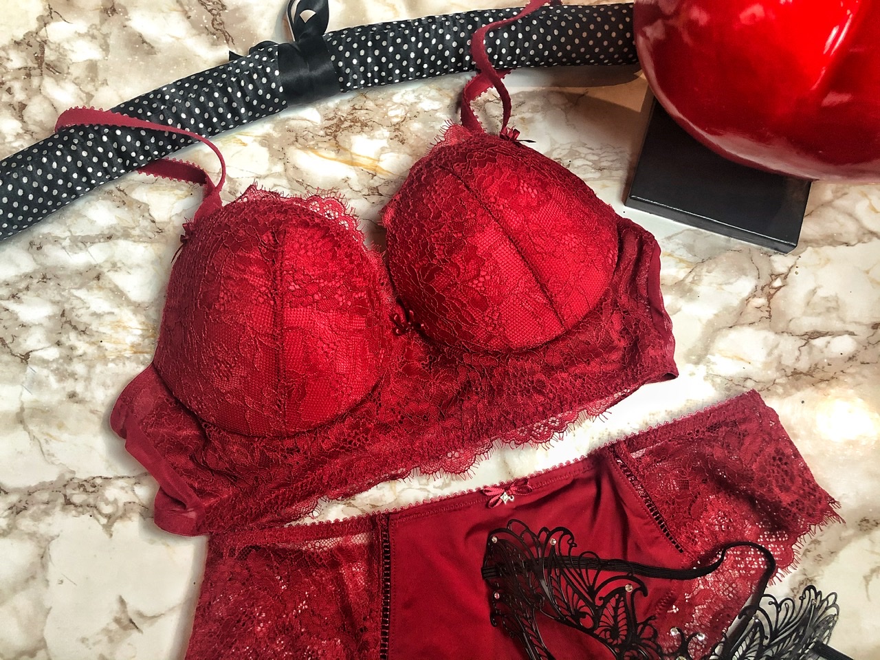 Red Lingerie: Perché si indossa biancheria intima rossa a Capodanno?