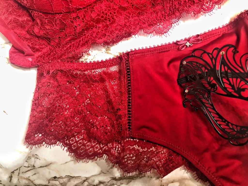 Red Lingerie: Perché si indossa biancheria intima rossa a Capodanno?