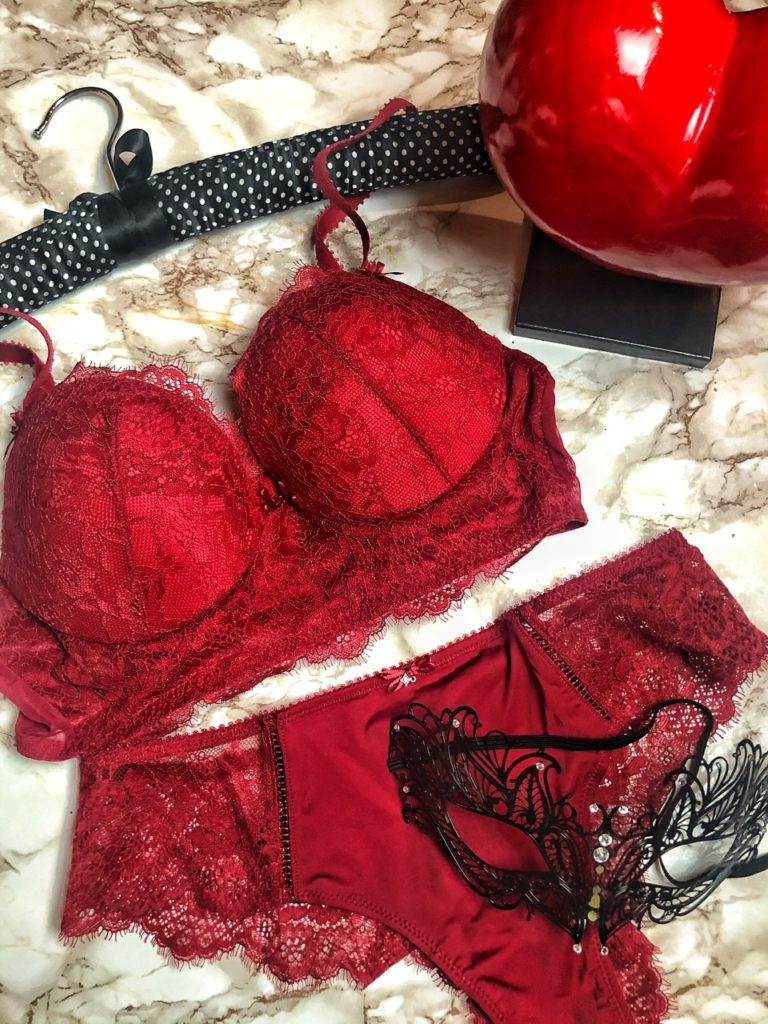 Red Lingerie: Perché si indossa biancheria intima rossa a Capodanno?