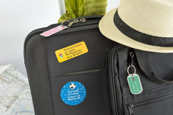Tips per viaggiare in aereo e come etichettare i bagagli con Stikets