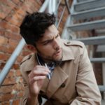 Ci sono capi di abbigliamento entrati a buon diritto nella storia della moda e tra questi uno di quelli che torna sulle passerelle praticamente ogni anno, nella versione per lui ma anche in quella per lei, è il trench.