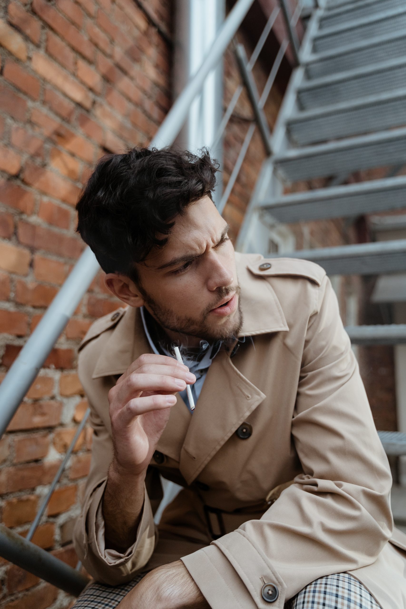 Trench: il capo must have della moda uomo di quest’anno