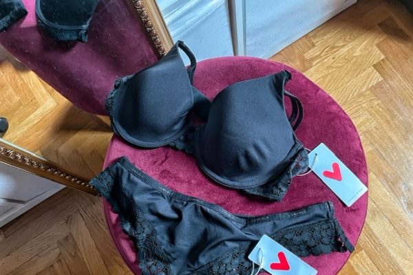 Completo intimo nero: Il simbolismo dei colori della lingerie