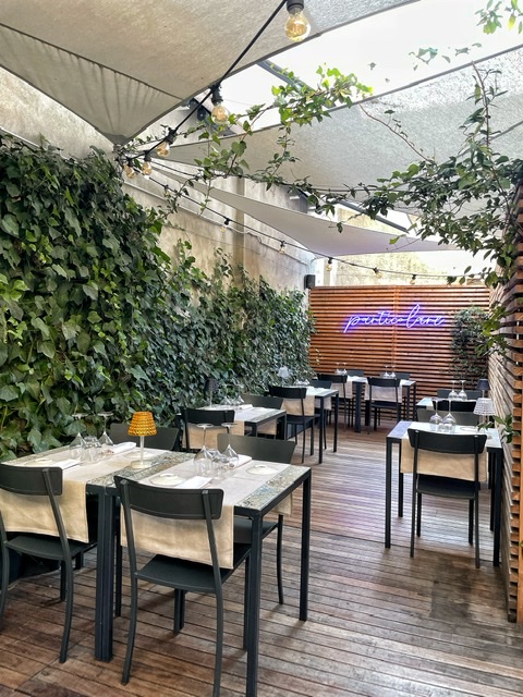 Nuovo dehors di Particolare Milano: informale ma sempre chic e raffinato