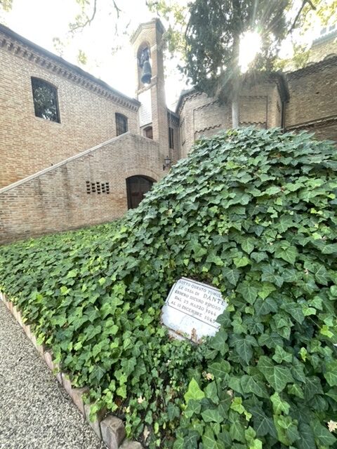 Tomba di Dante? Non sbagliate, si trova a Ravenna!