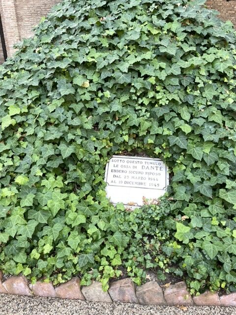 Tomba di Dante? Non sbagliate, si trova a Ravenna!