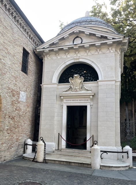 Tomba di Dante? Non sbagliate, si trova a Ravenna!