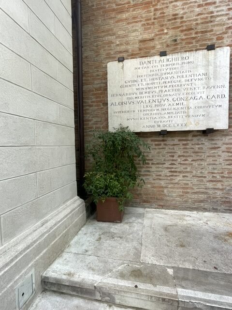 Tomba di Dante? Non sbagliate, si trova a Ravenna!